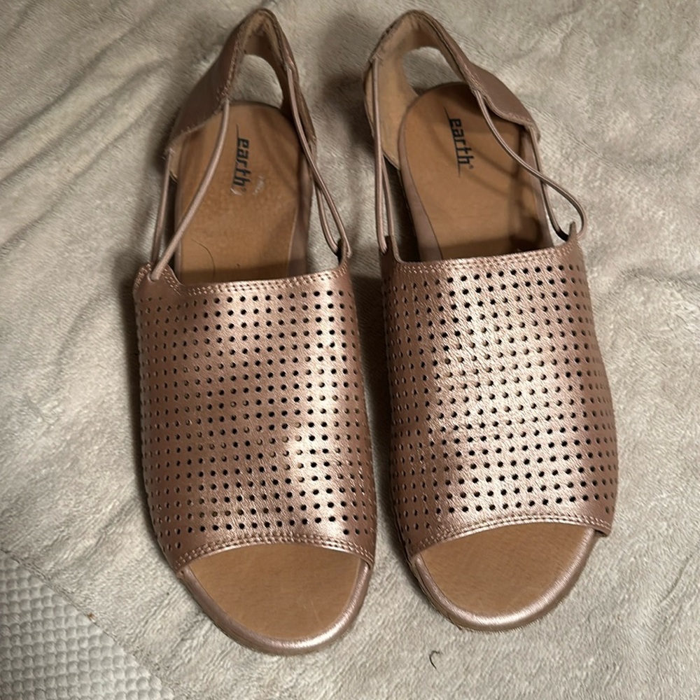Earth leather rose gold perforated flats W11 EUC